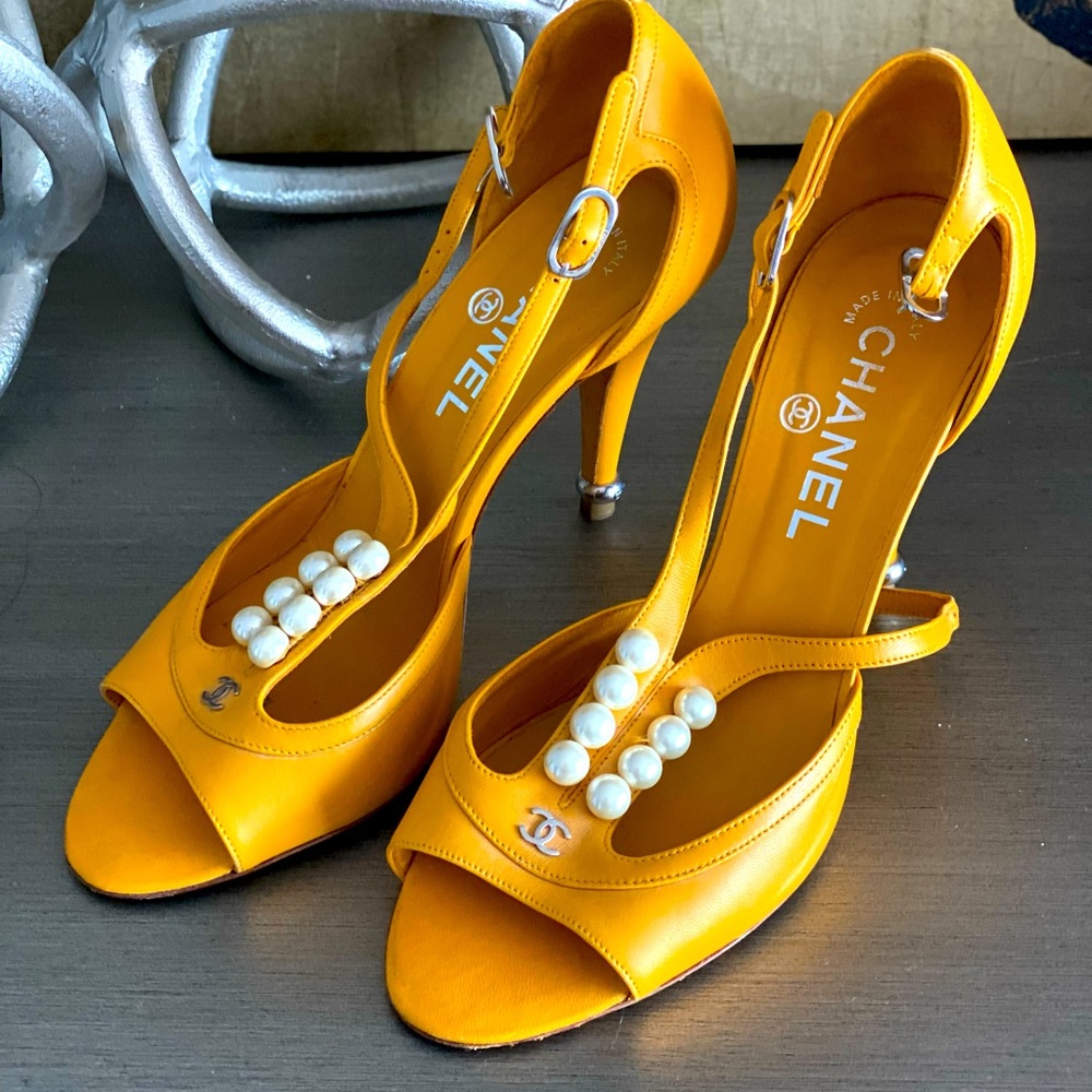 Authentic CHANEL Vintage looking  medium high heels,